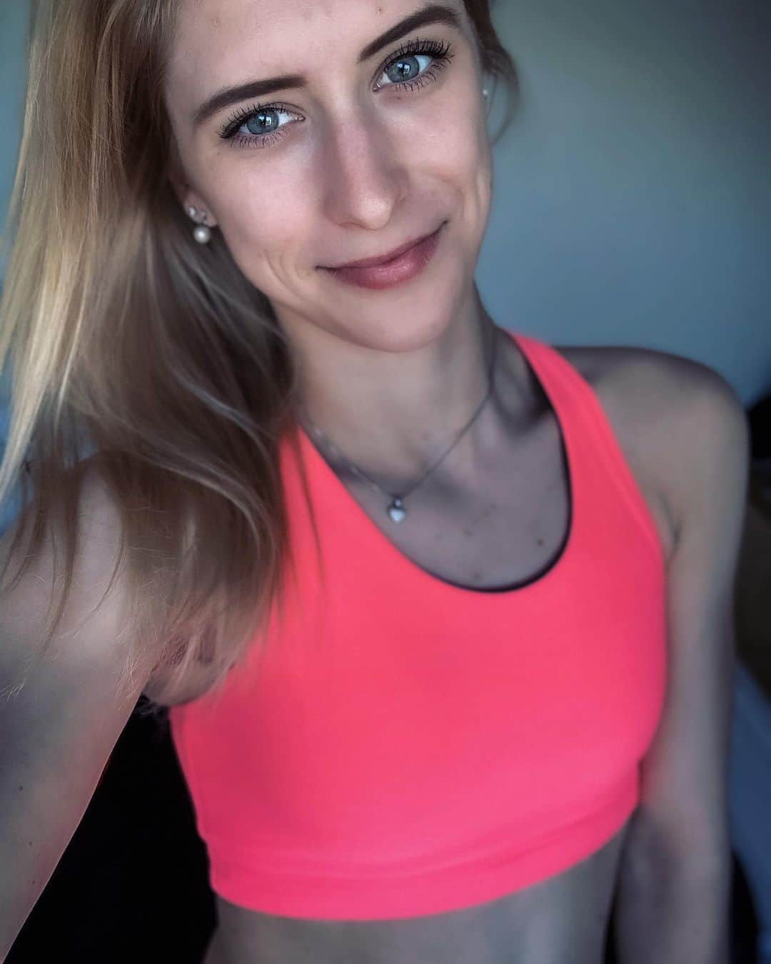 エリスカ・ブレジノワのインスタグラム：「Literally living in this bra @chiquesport 💕」