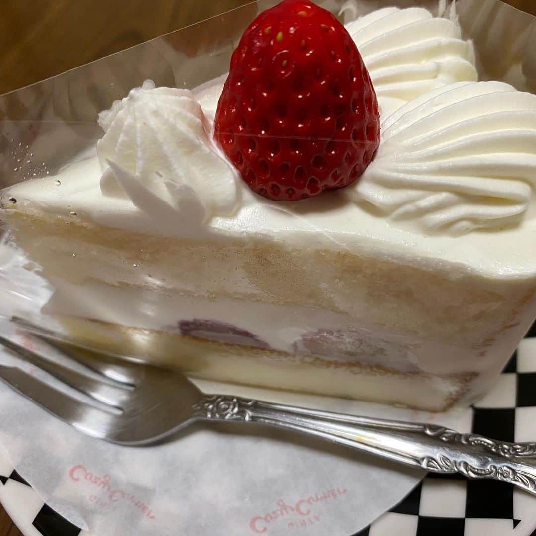 西田さおりさんのインスタグラム写真 - (西田さおりInstagram)「金髪にしてショートケーキを 食べた1日でした。 . . #衝動的に金髪にしてしまった #まじロック #ショートケーキは正義」5月1日 22時39分 - saori19950108