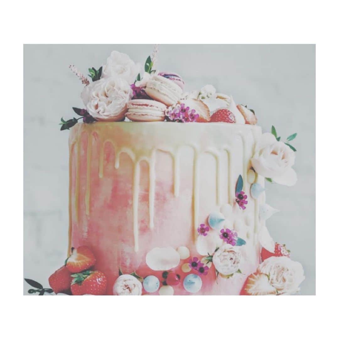 2次会エンジェルのインスタグラム：「． 今やかなり定着してきている「カラードリップケーキ」🎂✨﻿ ﻿ いろんなアイディアがありそうなのでオススメですよ〜♡﻿ ﻿ #カラードリップケーキ #ウェディングケーキ #ドリップケーキ #ウェディング #wedding #結婚式 #ブライダル #結婚式二次会 #二次会幹事 #2次会エンジェル #二次会エンジェル #プレ花嫁 #卒花嫁 #ゼクシィ #結婚準備 #プレ花嫁さんと繋がりたい #marry花嫁 #みんなのウエディング #2020春婚 #2020夏婚 #2020秋婚 #2020冬婚 #結婚式レポ #ナチュラルウェディング #プラコレ#dressy花準備 #卒花嫁 #ウェディング準備 #marry花嫁﻿」