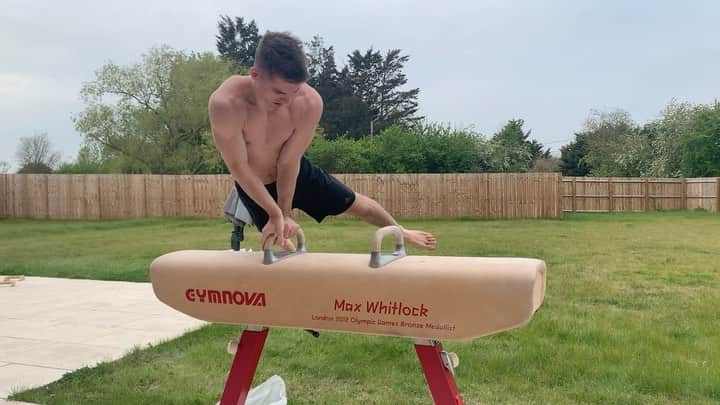 のインスタグラム：「Windy today but going through the motions #athome . #quarantine #workout #training #gymnastics #stayinworkout」