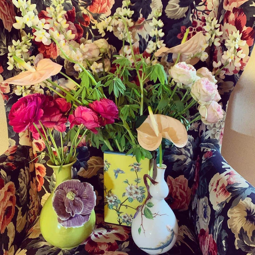 相澤樹さんのインスタグラム写真 - (相澤樹Instagram)「今週のお花。毎週こんな時だからこそ季節感を忘れずにお花のデリバリーをおねがいしてる、神楽坂のお花屋　@naoten10 。今回は個性的な花瓶に今回はいれてみました。母の日も承ってくれてるよ。5／5まで申し込みできるとのこと！！絶対素敵なお花を作ってくれますよ！！皆さんもぜひにー！ 私は鳥カゴスタイルをオーダーしました！！あー。癒されるー。」5月1日 22時40分 - mikitiaizawa