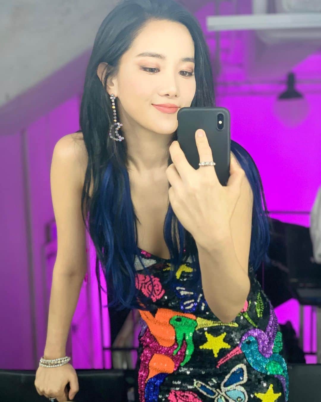 キム・ボヒョンのインスタグラム：「#붙임머리 #맛집 #프리티살롱 @pretty.salon 보미원장님 감사해요 💙😊🖤」