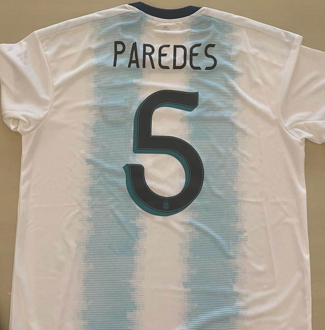 レアンドロ・ダニエル・パレデスのインスタグラム：「SORTEO 🇦🇷 Hola a todos!  Al igual que ustedes estoy en mi casa y para estar más cerca y unidos en este momento voy a sortear para dos ganadores mi camiseta de la selección Argentina y mis botines.  Como participar? 👉🏼Seguime, likea la foto y etiqueta a tres amigos en esta publicación 🥇Camiseta de la selección Argentina autografiada 🥈Botines autografiados 👉🏼 Tenes tiempo de participar hasta el domingo 3/5 a las 8pm (hora Argentina) y voy a estar anunciando los ganadores por esta vía.」
