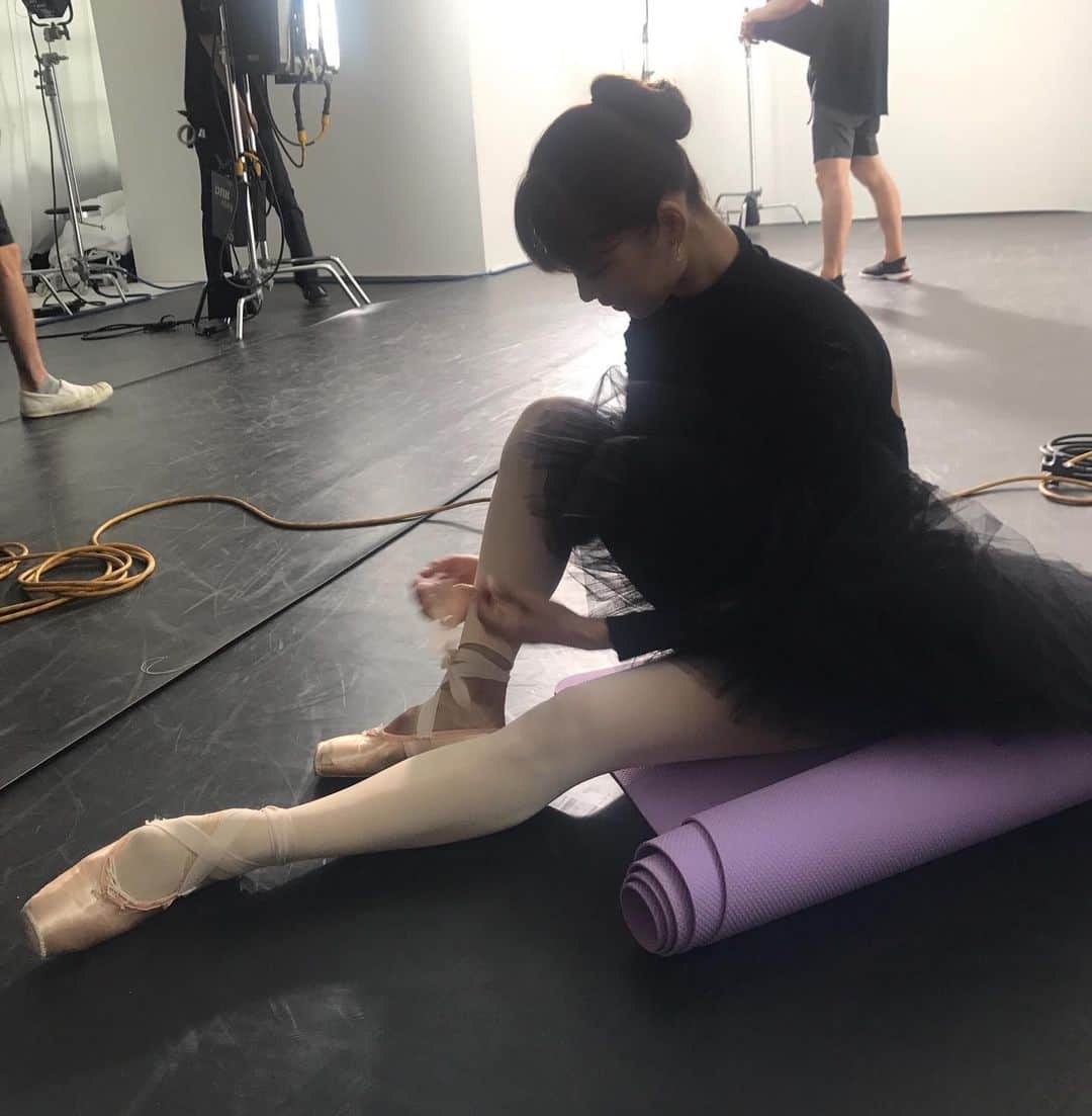 中村祥子のインスタグラム：「また、劇場で皆様にお会いできる日を楽しみにしております。 (写真は以前、@chacott_jp 撮影にて撮ったものです) 5/28(木)〜5/31(日)にBunkamuraオーチャードホールで開催を予定しておりました、熊川哲也Ｋバレエカンパニー Spring 2020『海賊』は、新型コロナウイルスの感染拡大を防ぐため、 開催を延期させていただくことになりました。  感染の拡大を収束するべくこのような判断とさせていただきました。予定通りの開催を楽しみにされていたお客様には深くお詫び申し上げます。何卒ご理解を賜りますようお願い申し上げます。  延期日程：2020年10月15日(木)～10月18日(日)　＠Bunkamuraオーチャードホール ■出演者・会場に変更はありません。■ 旧公演日  新公演日  5/28(木) 14:00　→　10/15(木) 14:00  5/29(金) 14:00　→　10/16(金) 14:00  5/29(金) 18:30　→　10/16(金) 18:30  5/30(土) 12:30　→　10/17(土) 12:30  5/30(土) 17:00　→　10/17(土) 17:00  5/31(日) 12:30　→　10/18(日) 12:30 【延期公演にご来場のお客様】  お手持ちのチケットは、新公演日・開演時間・座席番号もそのまま延期公演に有効となります。  チケットは10月の公演当日、そのままお持ちください。お手続きの必要はありません。 ※違う日時の公演にお越しいただくことはできません。 ※コンビニ等でまだ発券されていないお客様は、プレイガイドによって【お求め頂いた公演日（5月）】を過ぎると発券できなくなる場合がございますのでご注意下さい。  ーーーーーーーーーー  10月公演への切り替え作業のため、『海賊』公演の各プレイガイドでの販売を一時休止致します。 【再販日】 ■チケットスペース　5月11日(月)　10時～ ■TBSオンラインチケット/Bunkamura/チケットぴあ/イープラス　5月16日（土）10時～ ■ローソンチケット　5月27日(水)10時～  ーーーーーーーーーー ■上記延期公演にご来場が難しいお客様には、払い戻しを承ります。■ 【全てのチケットの払い戻しをご希望のお客様】 ご自身で購入されたプレイガイドにて払い戻し期限内にお手続きをお願い致します。 【一部のチケットの払い戻しをご希望のお客様】  払い戻しを希望のチケットのみを、ご自身で購入されたプレイガイドにて払い戻し期限内にお手続きをお願いいたします。 【各プレイガイドの払い戻しに関する詳細】 ※コンビニ等でまだ発券されていないお客様は、プレイガイドによって【お求め頂いた公演日（5月）】を過ぎると発券できなくなる場合がございますのでご注意下さい。 ※チケットがない場合は、払い戻しができません。 #kバレエ #le corsaire #performance#海賊」