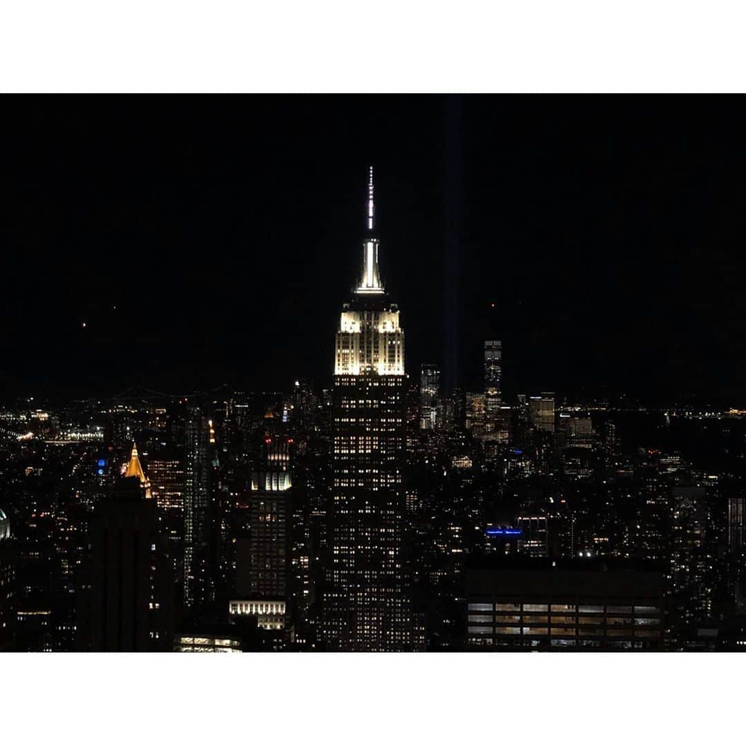 鈴木優梨のインスタグラム：「🗽✨ Top of the RockからみたEMPIRE STATE BUILDING ・ 私の世代だとゴシップガールがすごく流行ってたから エンパイアステートビルはほんとに憧れた人多いと思う笑 ・ ・ エンパイアが見たいから いつもトップオブザロックに登ってしまうけど ・ 今度行った時はエンパイアに上がりたいなぁ🥰 ・ #エンパイアステートビル #ニューヨーク #ny #empirestatebuilding #トップオブザロック #topoftherock #旅行好きな人と繋がりたい #夜景」