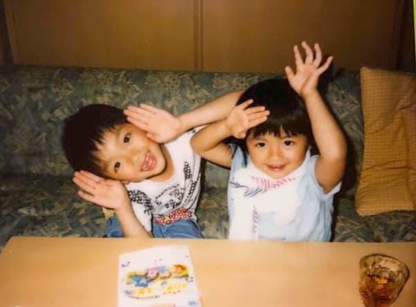 足立佳奈のインスタグラム：「ぎりぎり！！ 今日は兄の誕生日。 毎日ように正論をいってくるからムカつくけど、それでも上京してからは私と一緒にすんでくれたり、私の曲についていろいろ言いながらも結構聞いてくれてたり？そんな優しさをいっぱいもった兄がだいすきです ☺︎☺︎ これからも頼りにしてます。 あ、頼らせてください。かな？笑  お誕生日おめでとう。 お互いがんばろうね。」