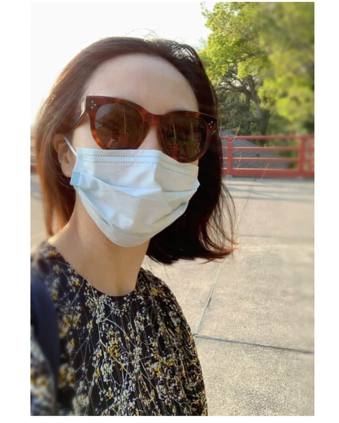 砂賀美希さんのインスタグラム写真 - (砂賀美希Instagram)「5月。 久しぶりにお散歩と神社に無事のご挨拶。さらに #種まき してみたり。 1日ってなんだろう、新しい心持ちで良い。 外もぽかぽかあったかい風が吹いてました。  そうそう。 #おうちごはん もそろそろネタ切れ…な連休中に 友人で #管理栄養士 の @rima_itabashi を誘って #免疫力 をあげるレシピについて #インスタライブ をしてみようと計画中😉👌 リマちゃんとゆっくり話したいなぁと連絡してみたんだけど、 いや待てと。🤔 この話はわたしだけ聞くのではもったいない！と気づいてしまい… ドッキドキですが。 どんなハプニングがあるかもわかりませんが、連休どこかでトライしてみます😆  5月もみなさん、元気に過ごしていきましょ👍🌹✨ ・ ・ #5月 #ばらの花 #快晴 #マスクにサングラス #今だけ #限定 #動画 #初挑戦 #なかなか #どうなることやら #でもやってみる #igtv #って #どうやるの #引き続き #子育て」5月1日 23時01分 - kimiganasu