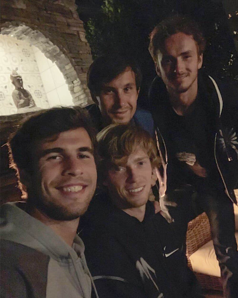 ダニール・メドベージェフのインスタグラム：「Ещё бритые и стриженные 👦🏻 🇷🇺 особенно @karenkhachanov // Having no beard and a great hair cut 👦🏻🇷🇺 Especially @karenkhachanov」