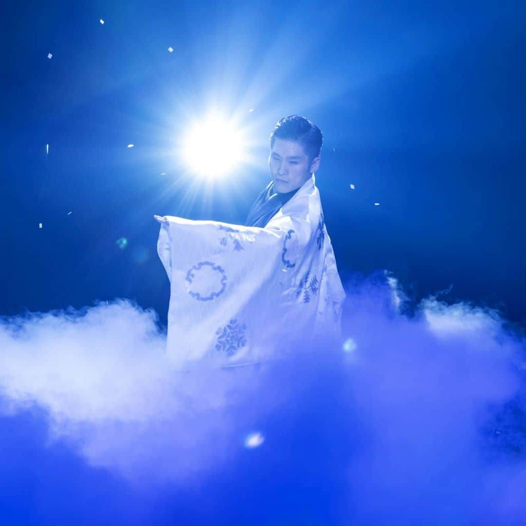 梅川壱ノ介（舞踊家）のインスタグラム：「𝐈𝐧𝐭𝐨 𝐭𝐡𝐞 𝐋𝐢𝐠𝐡𝐭 ￣￣￣￣￣￣￣￣￣￣￣￣￣￣￣￣￣￣￣￣￣￣ ２年前の舞台。  津軽三味線 @taichi_shamisen0529 の音楽にのせて、幻想の世界へ。  #梅川壱ノ介  #日本舞踊 #舞踊家」