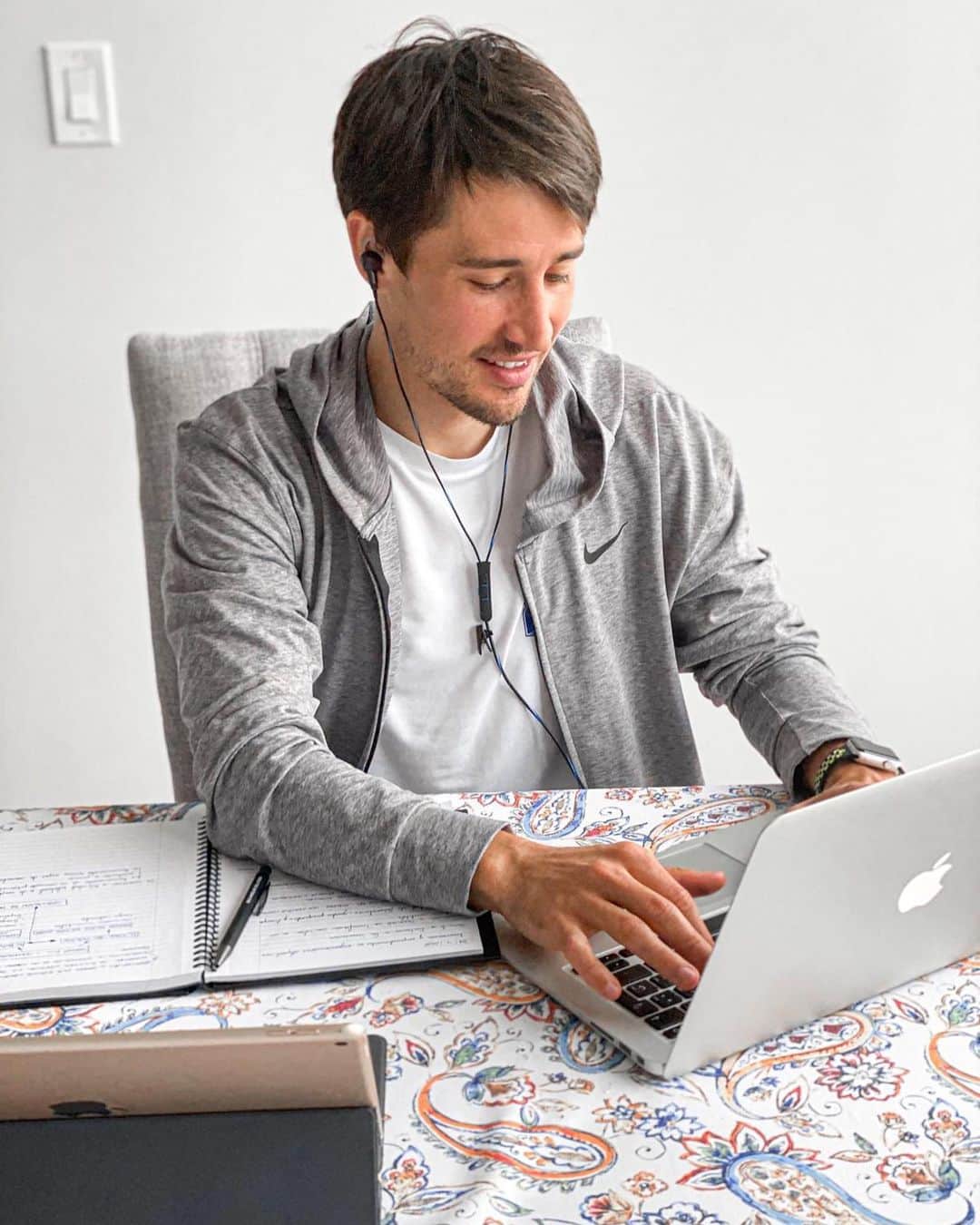 のインスタグラム：「Aprovechando las horas en casa para adquirir nuevas herramientas.  Aprendizaje gracias a los cursos del #CruyffInstitute. 📚🤓 // Making the most of the time at home to gain new knowledge. Learning through the courses from the #CruyffInstitute. 📚🤓」