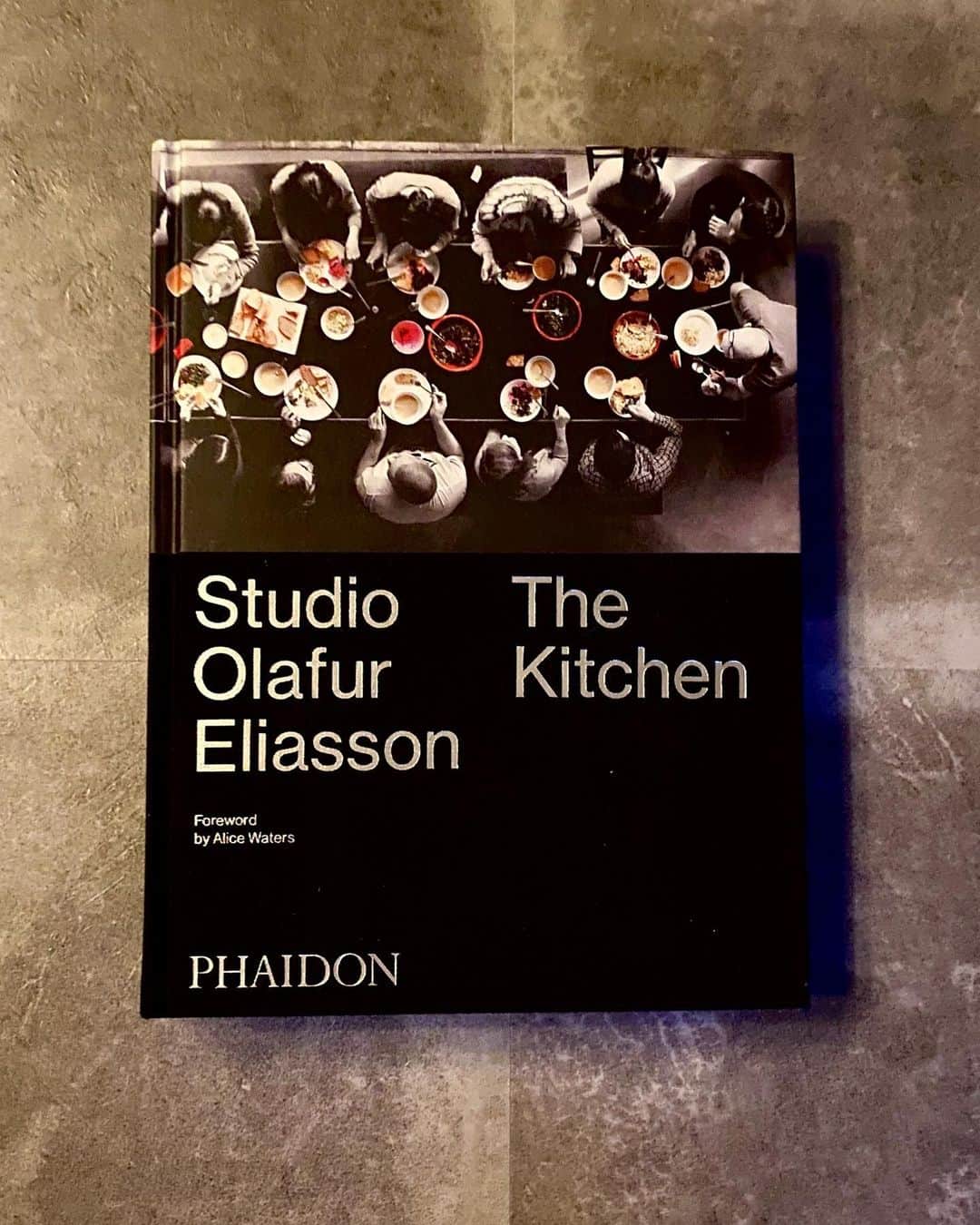 川上俊のインスタグラム：「My book cover challenge:  ー Studio Olafur Eliasson ／  The Kitchen @soe_kitchen  ー  ミシュラン三つ星シェフ神田さん @hiroyukkanda からの光栄にもバトンを頂きましたので、田中一光さん繋がりの本（『田中一光自伝 われらデザインの時代』）も考えたんですが、 あえて、「料理本」を選びたいと思います。  現代美術家／オラファー・エリアソン。ベルリンにある彼の巨大スタジオの中央にある共同キッチンからは、旬の食材を使った美しいベジタリアン料理が日々生み出されているようで、そのレシピをまとめた料理書。  総勢60ー70名のメンバーがチームとして日々働き、ランチタイムには全員でテーブルを囲むんでいるようです。そのスタジオの共同キッチンから生まれた100のベジタリアンレシピ。  序文を寄せているAlice Waters（アリス・ウォータース）や、NOMA（ノーマ）のレネ・レゼピなど、訪問した料理人たちによるテキストやスタジオでの実践の記録。様々なリサーチ・文献からの引用され「食べる」という人間の最も根源的な経験を省察したアートブックです。  もともとは、オラファーのスタジオが自発的に制作を手がける書籍シリーズ「Take Your Time（=TYT）」で。毎回オラファー自身が気になるトピックを入念にリサーチして、一冊の本にするプロジェクトを Phaidon が出版したようです。  グラフィックデザインも素晴らしく、美しい音楽のようなグリットシステムによるエディトリアルデザインです。  ー この後のバトンは、やはり、料理つながりで、料理家であり、僕の妻の　川上ミホ　@miho.kawakami.5 に渡そうかと思います：） 。  #shunkawakami  #artlessinc #bookcoverchallenge #stayhome」