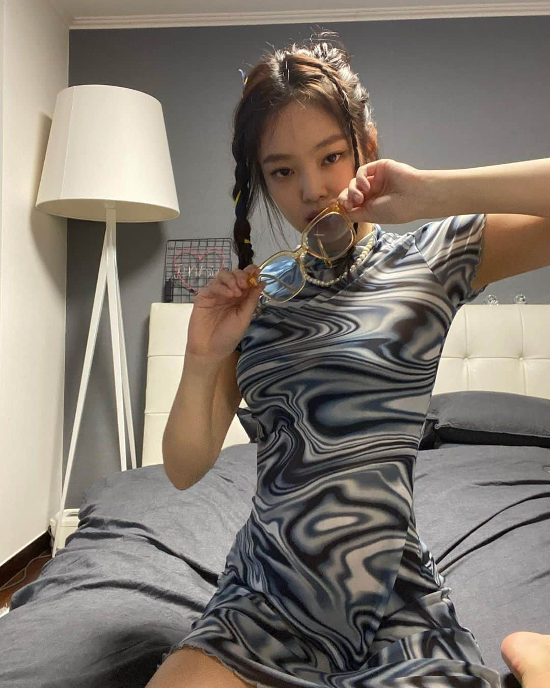 ジェニーさんのインスタグラム写真 - (ジェニーInstagram)「And last but not least 9. Thank you my dream team @jiyeonl_ @ssem0919 @meenmeenmeen_. A quick session at my house getting changed 10 times for no reason. 집에서 셀프 화보 찍기 😎」5月1日 23時35分 - jennierubyjane