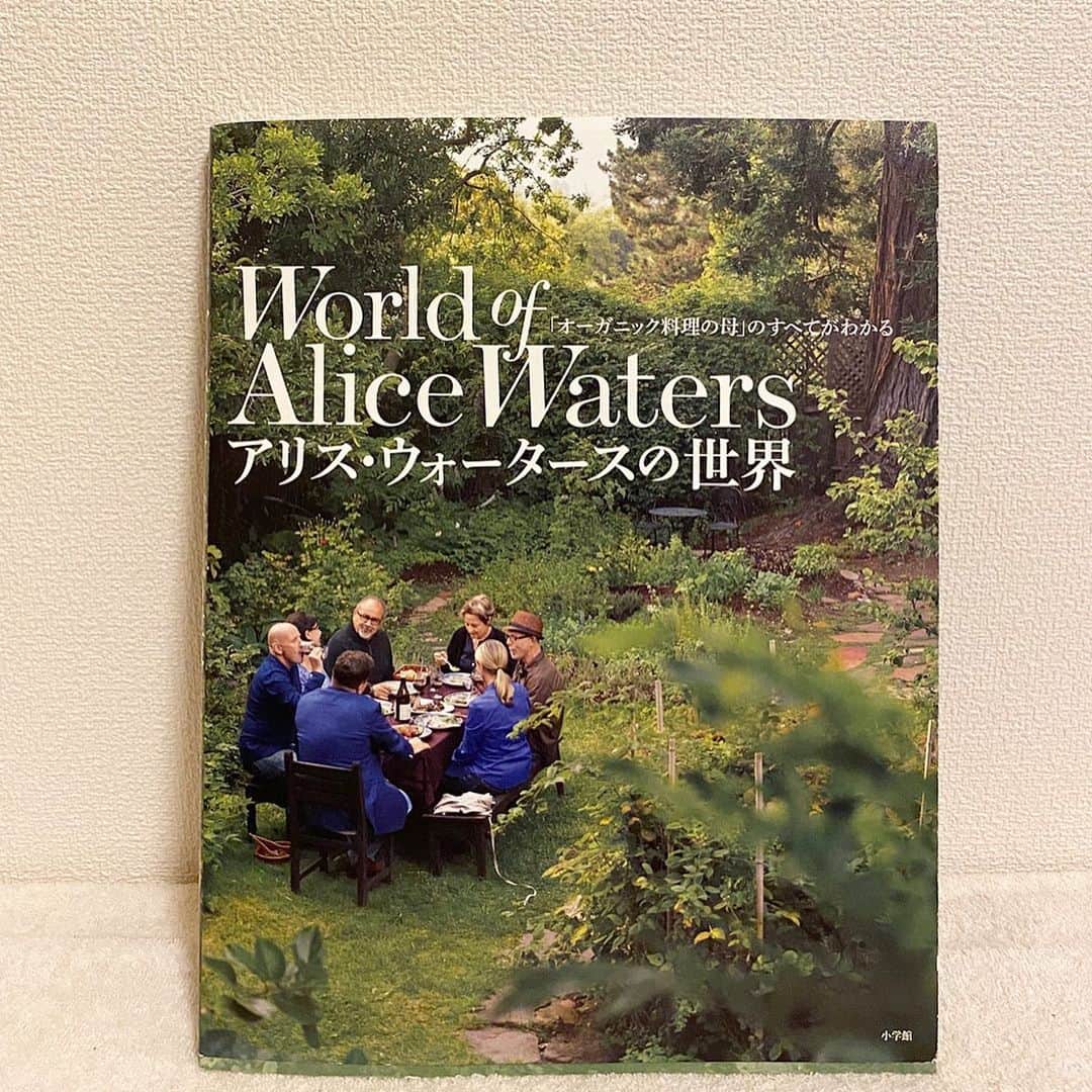 植村麻由のインスタグラム：「#bookcoverchallenge 第2弾📚  1. アリス・ウォータースの世界 オーガニック料理の母といわれるアリス・ウォータースについての本。これを読むと、生産者の顔がわかるいい食材を買ってシンプルで美味しいご飯が作りたくなる。そしておしゃれなお皿が欲しくなる。料理の写真が美しくて最高。 この本を教えてくれた @masaki_tai にパス！ 2. HOLIDAY MAGAZINE  1959年のヨーロッパ特集のホリデイマガジン。第二次大戦終結から15年も経ってない時代の旅行誌、とても興味深い！ お次はこの方 @amainatsu  3. airbnb magazine airbnbが出してる雑誌のひとり旅特集。しかも表紙の絵が日本！ 他のissueも表紙の絵が毎回かわいいの。もちろん内容も旅好きにはたまらない。 最後はひとり旅仲間のこの方 @sck__ttm  この企画のおかげで好きな本を読み返すいい機会になった☺️」