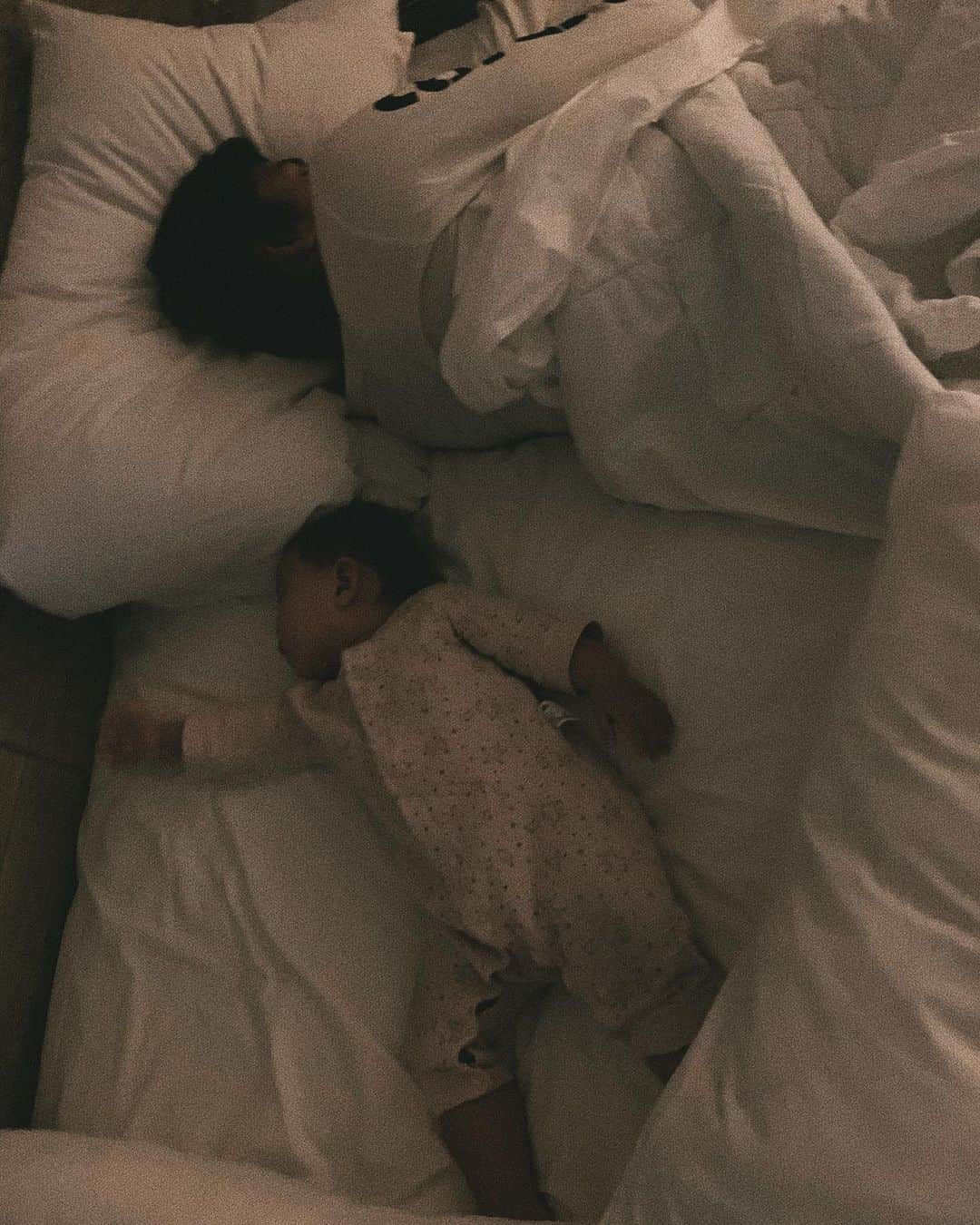 小屋春菜のインスタグラム：「夜間断乳3週間めくらいですが、夜中起きる👶🏻 本当に日中眠くて眠くて でもぜんぜん　眠い < 可愛い  #寝顔そっくりな2人　#おやすみなさい」