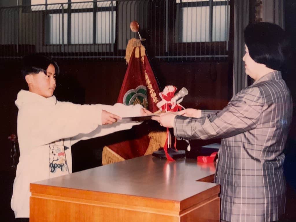 池田真一のインスタグラム：「小学校の卒業式 めちゃくちゃセンター分け」