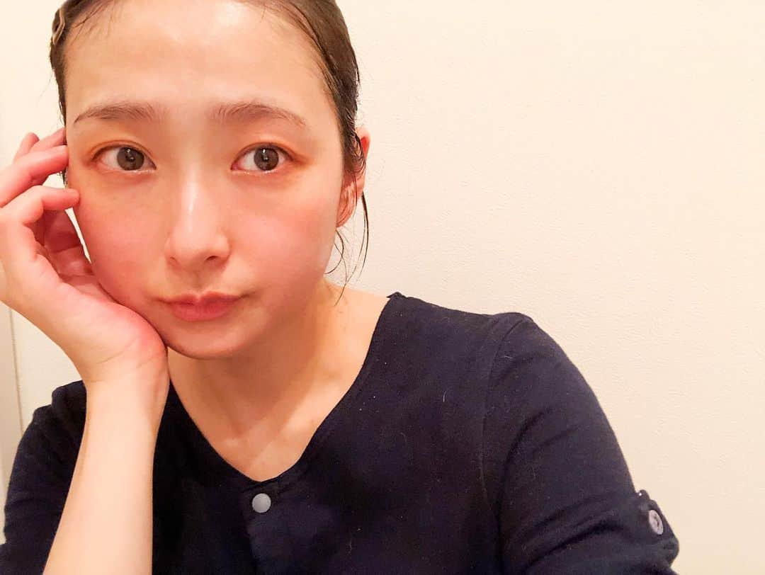 松本亜希のインスタグラム：「にきびが… おうちにこもってずっと食べてるからなのか… にきびが3個もできたから、みんながいいと言っている緑の瓶のCセラムとやらを試してみることにしたよ🙆‍♀️✨ にきびにはビタミン！！大事！！！ . 左から順番に塗ってるよ🥺✨ . アルビオン エクラフチュール ヴィオテラスCセラム アルビオン アンフィネスホワイト ミルク アルビオン エクシア フォーミュラオイル ビューリンアール モイスチャーローション ビューリンアール モイスチャーセラム アルビオン エクサージュ クリーム . #スキンケア#アルビオン#ビューリンアール#cセラム」