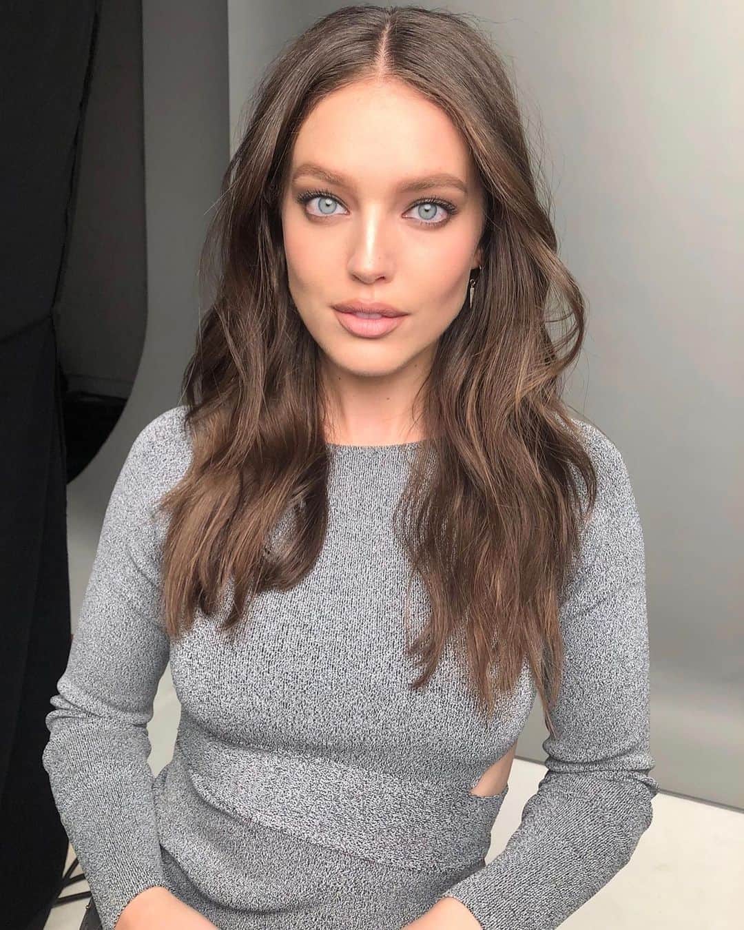 エミリー・DiDonatoのインスタグラム：「Learn from the makeup queen @erinparsonsmakeup today with me live on @maybelline ‘s Instagram at 3 PM. Erin’s going to be teaching me how to do an all over bronze looks with fox eyes! Product list needed in stories. For now, here are some of my favorite makeup looks Erin has painted on me. 💄 😉」