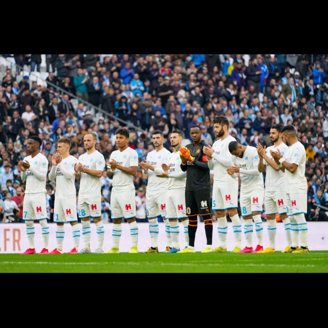 ブナ・サールのインスタグラム：「Ça commence (déjà) à faire long..! 😅👊🏾 Vous me manquez les gars 💙」