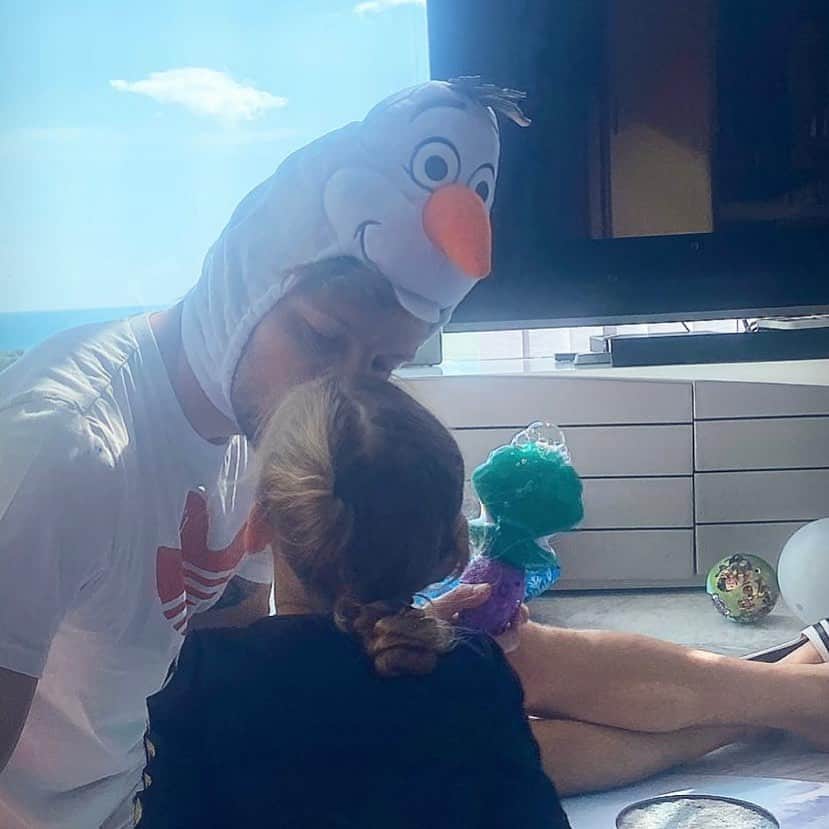 イヴァン・ラキティッチのインスタグラム：「Hoy me ha tocado ser OLAF..😂⛄️ lo que no hace un padre por sus hijos..😍 haré siempre todo lo posible para sacarte una sonrisa, feliz cumpleaños princesa.🎂❣️ Te amo #Adara」
