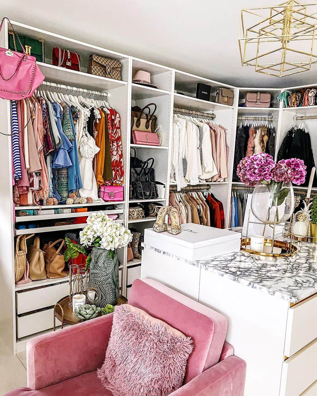 Anniさんのインスタグラム写真 - (AnniInstagram)「Long time no #closet 📸 // Für mich persönlich mein liebster Raum im Haus... 💞✨ #mycloset 👗👠👛 // Wie sieht’s bei euch aus? Welcher Raum ist euer Favorit?? Mein Hubby würde jetzt seine Garage nennen, wenn ich ihn fragen würde 🤣🤪BTW , mein Mann Mister Costa hat jetzt einen eigenen Account auf Insta @do_it_like_costa und zeigt dort neben unseren #DIY Projekten , auch alles rund ums Thema Haus und Garten 🏡 reinschauen lohnt sich , denn da sind auch tolle #coschdafaschtgarnix Tipps und Tricks dabei , die jeder kennen sollte ❤️// *werbung/Marken sichtbar ——————————————————————————— • • • • •  #fashion #fashionblogger #ootd  #shopbop #fashionblogger_de #blogger #inspiration #inspo #girl #me #look #celine #americanstyle #closet #ankleidezimmer #chanel #interior #ikea #mywestwingstyle #tumblr #pinterest #depot #interiorinspo #interiordesign #dior #walkincloset」5月2日 0時01分 - annaleacosta