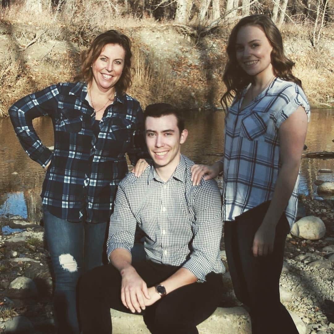 のインスタグラム：「Dear Mom,  Happy 50th Birthday to you! Who knew you and I would go from that little apartment in Rocky Mountain House to where we are now. Through all the trials and tribulations you’ve been the one constant in Cara and I’s lives. You’ve been the person we could each count on now matter the situation to help us through. You have and continue to be my biggest fan, have always supported my goals and dreams now matter how far fetched they’ve been, but most importantly you been the mother that’s never given up on Cara or I. To say we wouldn’t be the humans we are and accomplished all the things we’ve done thus far is a major understatement. You’ve never shied away from telling us what we need to do to be successful but also allowed us to make our own mistakes all the while supporting us through and through no matter the outcome. As a family we’ve gone down to the lowest of lows but have also experienced more highs, always together. I cannot thank you enough for everything you do for us on a daily basis. I wish more than anything I could be there to celebrate this momentous day with you but I know you’ll have just as great a day without me there. I hope the next 50 years bring you just as much joy and happiness as this first 50 has. So many great things to come for all of us and I can’t wait to experience them together as a family even if we’re at opposite ends of the country for now. I love you more than anything! Happy birthday ❤️ • • •#happybirthdaymom #50 #missmyfam」