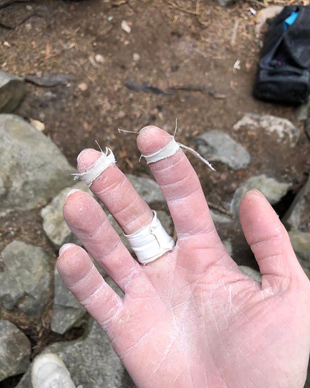 マチルダ・セーデルルンドさんのインスタグラム写真 - (マチルダ・セーデルルンドInstagram)「Some of the key features of the battle with Armstrong assis (8B); two finger crimping on crystals, falling off the last move (6 times!), contemplating on how many more tries I can give before my skin is completely wrecked, lots of tape, splits... 😆  On a more serious note. This month I was supposed to be in Switzerland for my first project and goal of the year. Obviously I’m still in Stockholm and we’ve been able to keep climbing outside here. Before this season I had bouldered outside a handful of times (but I do it a lot in my training indoors ofc). It’s been super rewarding to discover the bouldering in my home area and also to experience the process of a bouldering project (quite different from sport climbing I would say). Armstrong assis took me 9 sessions in total, I fell on the last move so many times I started doubting that I was capable of sending it haha - then, with taper up skin and splits on 4 fingers, it suddenly happened. So happy 🤩 Hopefully a little video is coming soon!  Thanks to my coach @melissaleneve for your dedication and psyche, it’s so cool to be able to share this process with you! Can’t wait for what’s next!  Stay safe everyone 🤍」5月2日 0時13分 - matilda_soderlund