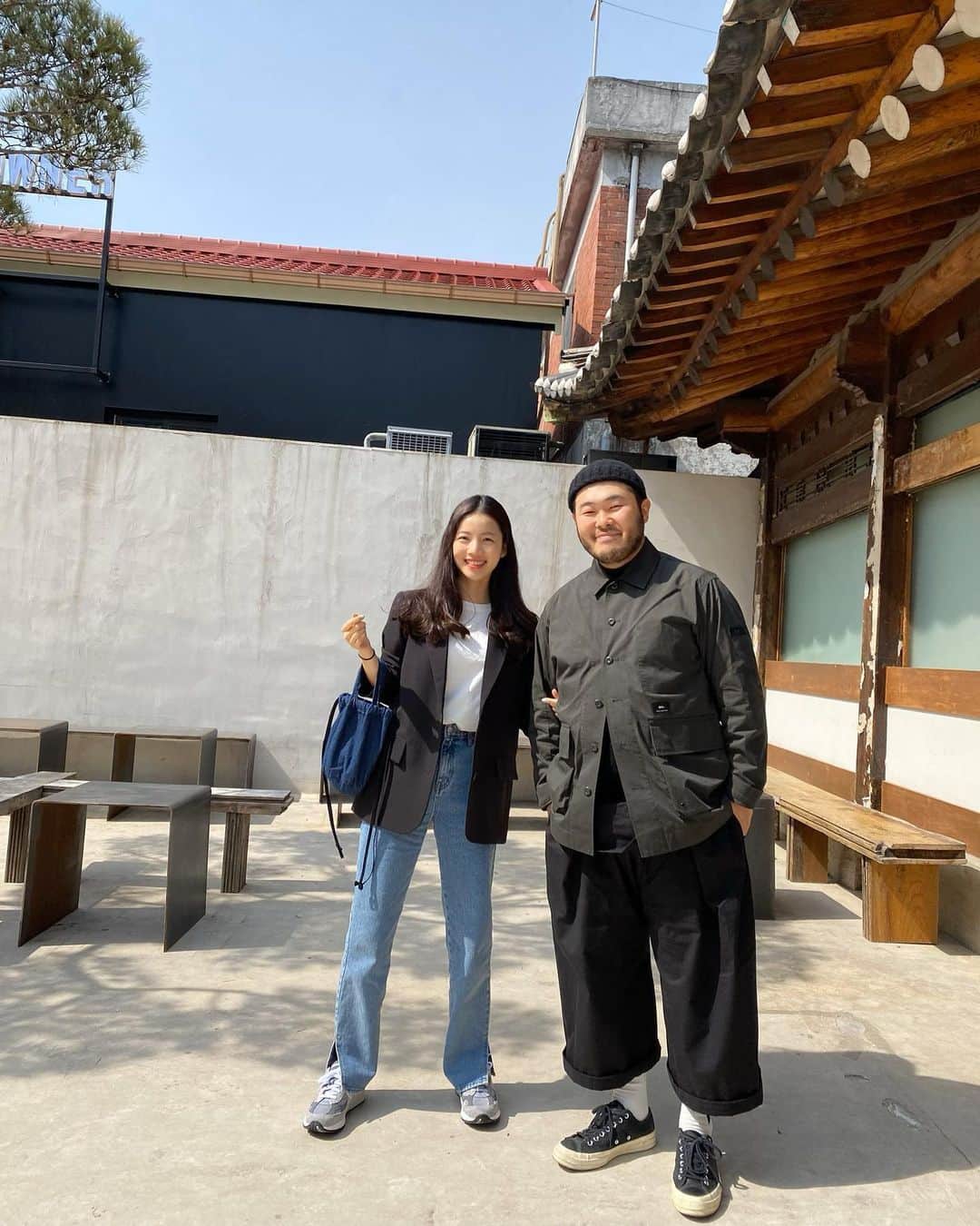 キム・ギバンのインスタグラム：「. 오늘은 사랑하는 내 짝꿍 생일입니다! 코로나19때문에 조금은 답답한? 생일을 보내겠지만..그래도 맘 껏 축하해주려고요~ 축하해!!코로나 지나가면 여행가자^^ . #희바리탄신일🎂 #희바라기방 #세상에서제일귀엽고향기롭고빛이나고사랑스러운희경아생일축하해💚」