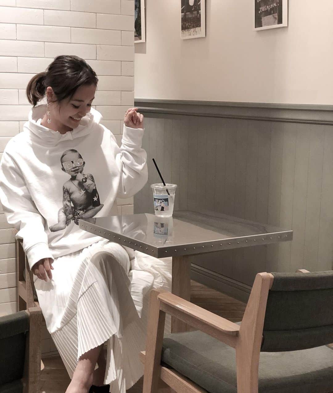 紺谷みえこのインスタグラム：「頭に浮かんでくる 会いたいあの子やあの人やあの方。 ママ友。ママやパパ。 恥ずかしいから直接は言えないけれど... 早くみんなにあいたーーーーぁい！  そしてまたみんなに会ったら 愛のシャワーをかけさせてほしい。  いーい🧸? ・ ・ #愛情が渋滞してる　#love」