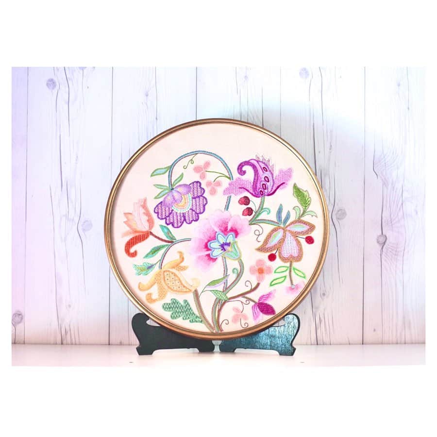 小林由佳のインスタグラム：「My grandma was teacher of Embroidery🌷🐰 ・ Still colors are bright even though she is not here anymore since when I was a kid. in the house, hers artworks everywhere. one of artwork is on the wall of my room which my mom give to me. I love it♡¨̮ ・ ・ ・ おばあちゃんは刺繍の先生でした。  作品はお花や植物が多く パステルな色づかいが可愛くてすき🐰✂︎ ・ ・ いつもオシャレで「オホホホホ」と笑う おばあちゃん。 わたしが幼い頃に若くして亡くなってしまったので 私が登るようになったことも 茨城から九州まで運転して学会に行くような破天荒娘に育ったことも知らぬまま。 生きていたら色々と大反対されていたに違いない。笑  家の中は 今でも鮮やかな作品であふれています。 最近 そのなかのひとつをママから譲り受けたので 色褪せないように大切に飾っておくのが 私の新たな任務です¨̮🌷 ・ ・ #刺繍」