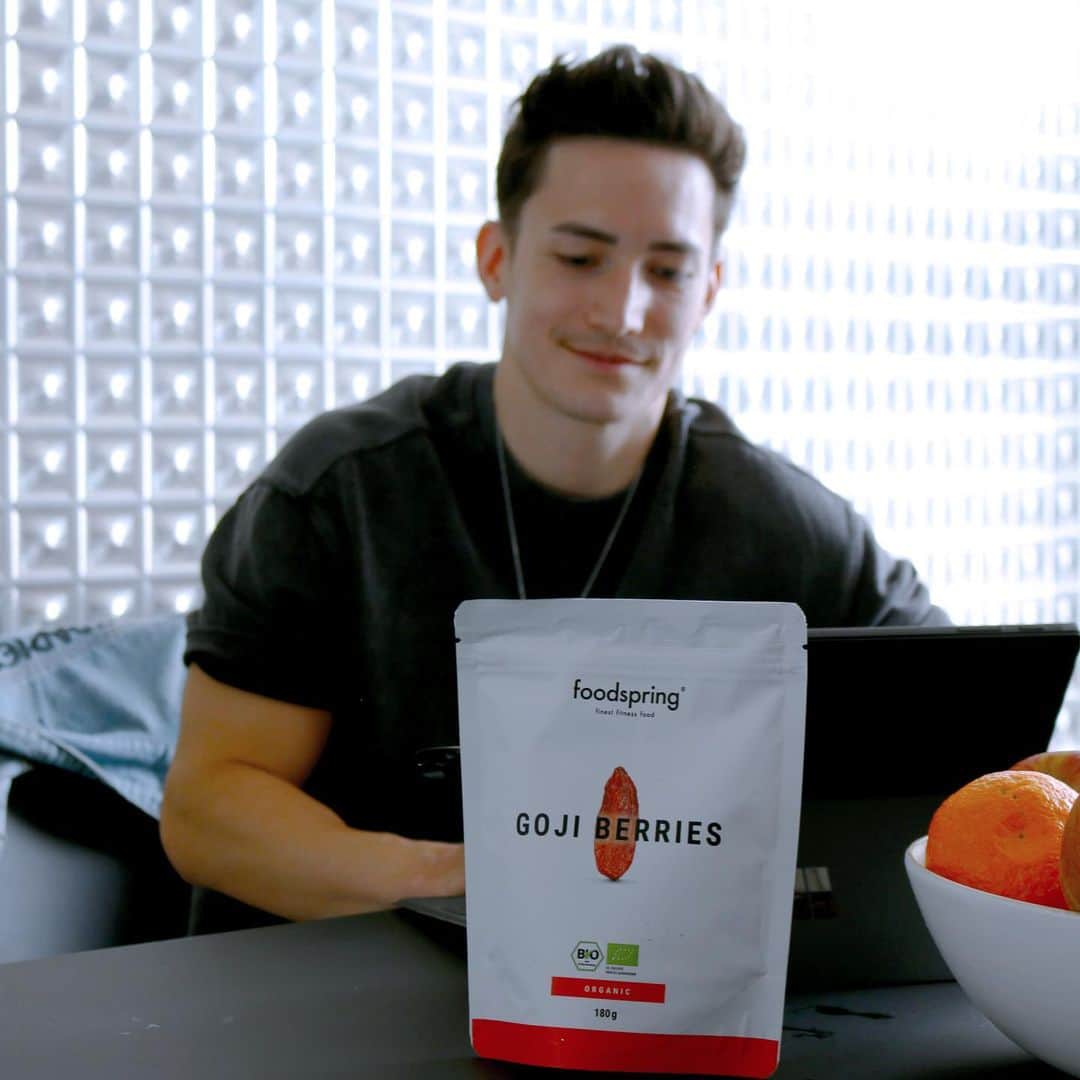 マゼル・ニューエンのインスタグラム：「Homeoffice with my goji berries. ——- Use my code "MarcelFSG" to get a 15% discount on your order! #foodspring #foodspringfamily #gojiberry #powerfood #gymnastics #homeoffice #themarcelnguyen」
