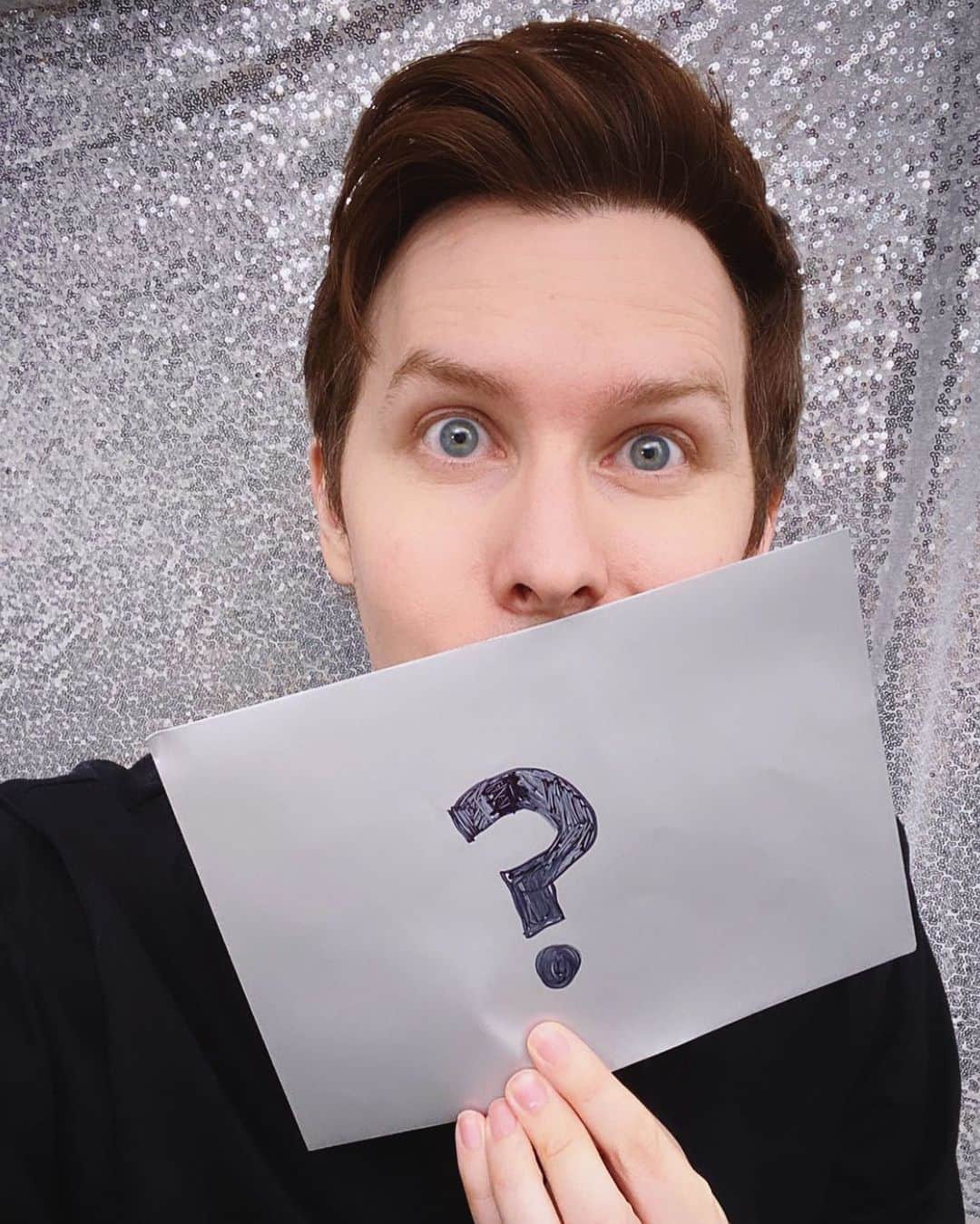 フィル・レスターのインスタグラム：「I lived my dream of being a quizmaster and destroyed the apartment with a confetti cannon for @youtube’s stream #withme and we raised a load of money for NHS! ..Now to spend two hours sweeping  If you missed it you can play it over on the YouTube Originals channel (I’m 28 mins in)❓✨」