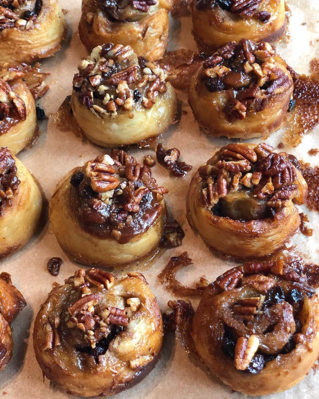 アイナ・ガーテンさんのインスタグラム写真 - (アイナ・ガーテンInstagram)「For weekend baking, make my Easy Sticky Buns!  They look complicated but if you can get your hands on some frozen puff pastry, they’re so easy to make.  Your family will love you for it!  Recipe on BarefootContessa.com.  #staysafe」5月2日 0時57分 - inagarten