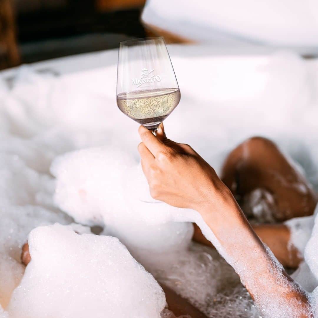 のインスタグラム：「Doppie bollicine per un momento di relax quotidiano. 🥂🧡 E tu? Usa l'hashtag #mionettoinsieme e taggaci sulle tue foto.  #mionettoprosecco #iorestoacasa  Bevi Mionetto responsabilmente」