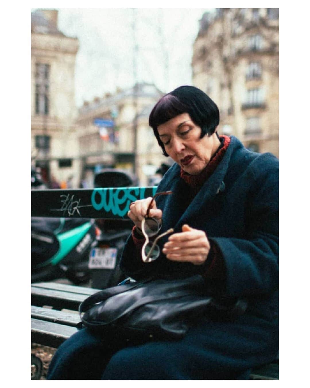 VuTheara Khamさんのインスタグラム写真 - (VuTheara KhamInstagram)「Paris and Characters ✨ It's a serie of pictures taken before the lockdown that I never published. It's focus streetphotography in Paris I think the first thing that I'll do after the lockdown, is go to the terrace of Cafe and looking people.」5月2日 1時04分 - vutheara