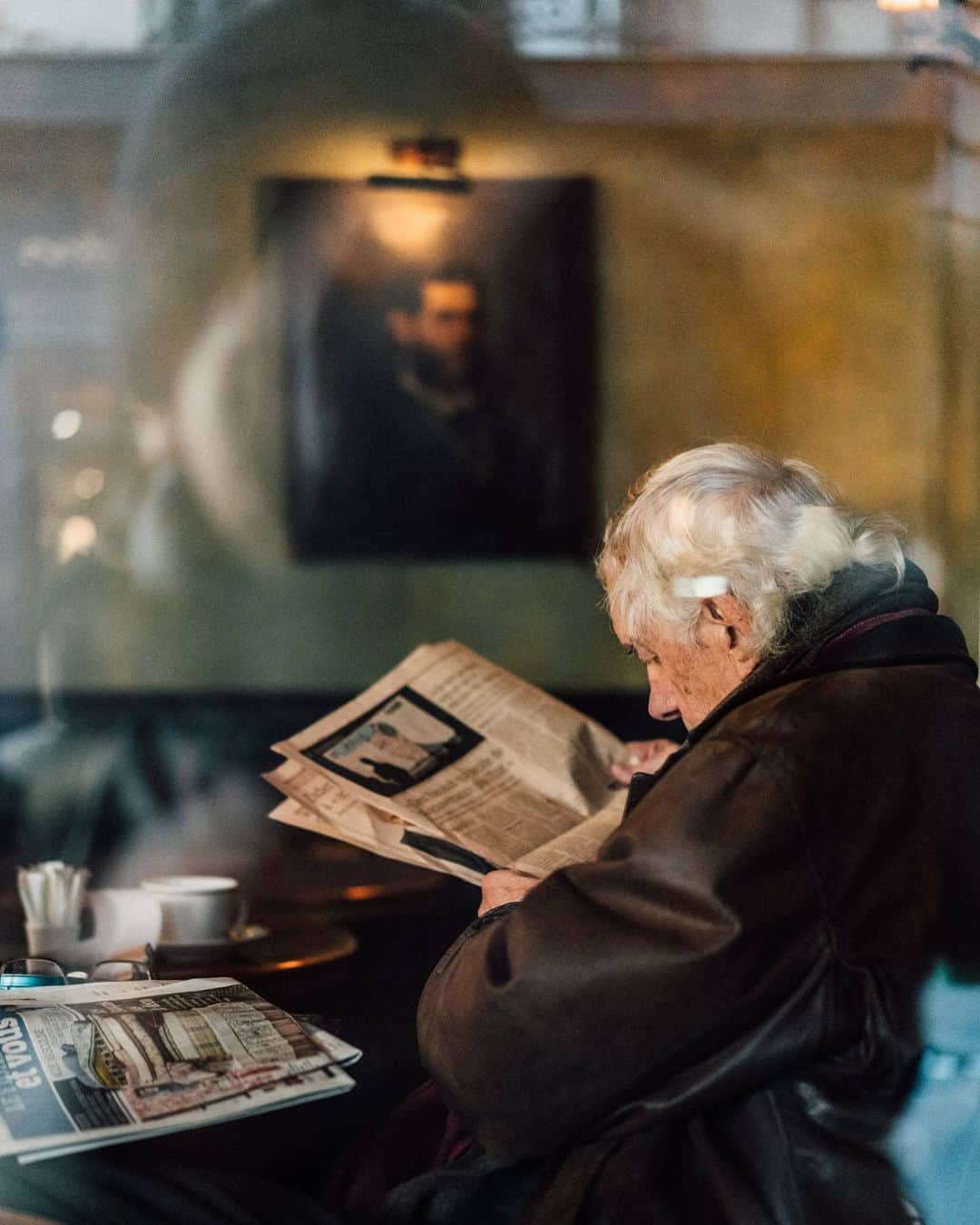 VuTheara Khamさんのインスタグラム写真 - (VuTheara KhamInstagram)「Paris and Characters ✨ It's a serie of pictures taken before the lockdown that I never published. It's focus streetphotography in Paris I think the first thing that I'll do after the lockdown, is go to the terrace of Cafe and looking people.」5月2日 1時04分 - vutheara