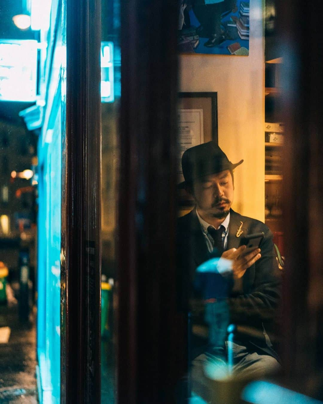 VuTheara Khamさんのインスタグラム写真 - (VuTheara KhamInstagram)「Paris and Characters ✨ It's a serie of pictures taken before the lockdown that I never published. It's focus streetphotography in Paris I think the first thing that I'll do after the lockdown, is go to the terrace of Cafe and looking people.」5月2日 1時04分 - vutheara