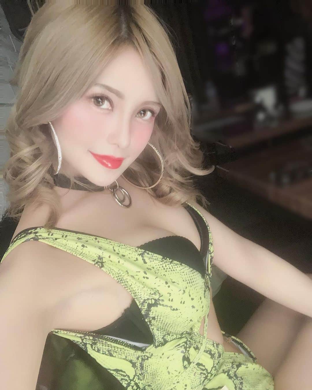 のインスタグラム：「次の髪色に迷ってるよ🦋  _  #金髪#ヘアアレンジ#メイク#マツエク#カラコン#ハーフ#クウォーター#フィリピンハーフ#自撮り#セルカ#ダンサー#モデル#インフルエンサー#レースクイーン#キャンギャル#水着#ファッション#コーデ#イベント#渋谷#新宿#歌舞伎町#六本木#横浜#大阪#一眼レフ#赤リップ#ダイエット#車#表参道」