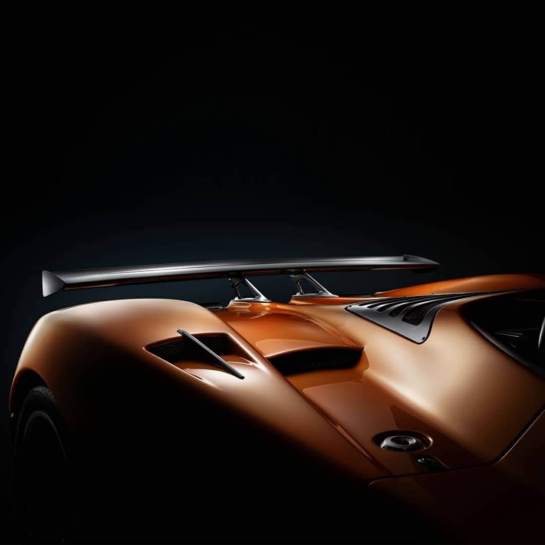 パガーニ・アウトモビリのインスタグラム：「Beauty will always shine.  #StayInYourGarage  #pagani #zonda #zondaf #stayhome #stayathome #staysafe #garage #garagelife」