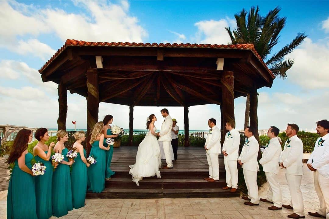 エイミー・デビッドソンさんのインスタグラム写真 - (エイミー・デビッドソンInstagram)「10 years ago we said I do. There was electricity in the air. The crazy wind. The sand blowing everywhere. It was a magical day, Babe. . . How has 10 years flown by so quickly? It truly feels like yesterday...10 years of laughs, tears, joy and pain. 10 years of seeing eye to eye, bickering and and agreeing to disagree. Loss, love, moments that brought us closer than ever before. We’re experiencing the ultimate gift of parenthood and have been blessed with the sweetest tiny human.🙏🏻 Thank you, God. . . Our journey. Our story...I can’t wait to see what’s next for us. I love you, Babe! Happy Anniversary! 10 years! Whaaaaat?!😘」5月2日 1時27分 - amy_davidson