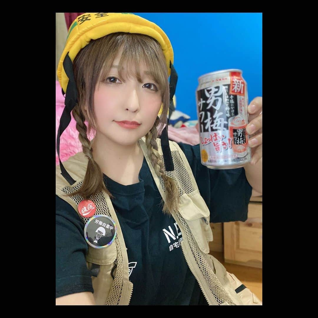 原田真緒のインスタグラム：「﻿ ﻿ Zoom飲み楽しくて﻿ 飲酒日増えた👵🏻🍶﻿ ﻿ ﻿ #ニート #NEET #PRONEET #割烹着 #japan #はらだん #原田真緒 #instagood  #ファインダー越しの私の世界 #写真好きな人と繋がりたい #ニート #nice #love #Instagood #instadaily #follow #portrait_shot #good_portraits_world #wu_japan #カメラのある生活 #写真で伝えたい私の世界 #blondehair #girl #selfie_time #Instagramjapan  #instalike」