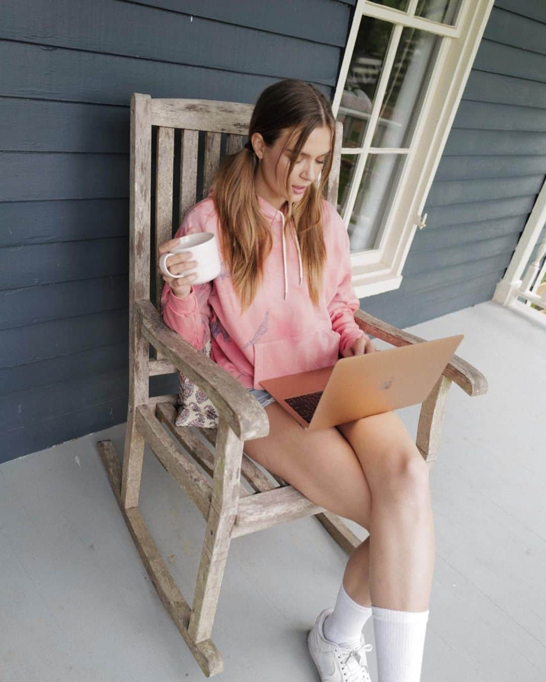 ジョセフィン・スクリヴァーさんのインスタグラム写真 - (ジョセフィン・スクリヴァーInstagram)「working from home and dreaming with eyes wide open. ☁️☁️☁️ 👚👟: @johnelliottco」5月2日 1時41分 - josephineskriver