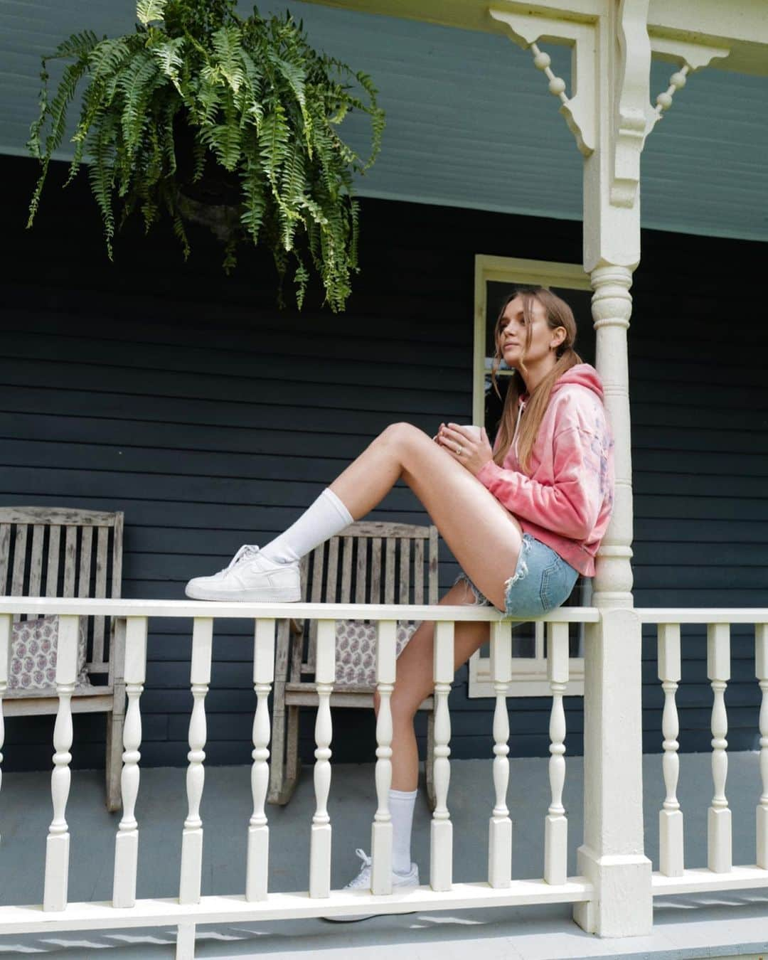 ジョセフィン・スクリヴァーさんのインスタグラム写真 - (ジョセフィン・スクリヴァーInstagram)「working from home and dreaming with eyes wide open. ☁️☁️☁️ 👚👟: @johnelliottco」5月2日 1時41分 - josephineskriver