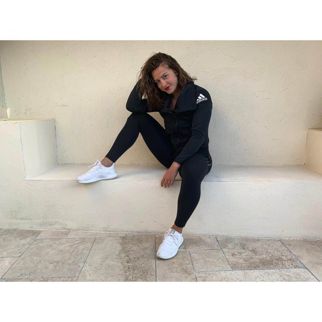 マチルド・グロさんのインスタグラム写真 - (マチルド・グロInstagram)「E.N.D. of the week 🙃 • • • #stayathome #behappy #smile  #hometeam @adidasparis」5月2日 1時37分 - gros_mathilde