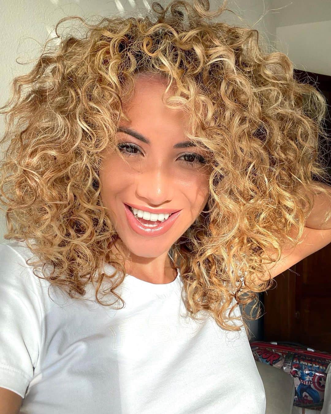 ソフィア・スフォルツァのインスタグラム：「I’ve got 35 personalities and I’m ok with that. • • • #curlyhair #curlygirl #blondie #smile #happyme #35personalities #curls #goldengirl #goldenhour」