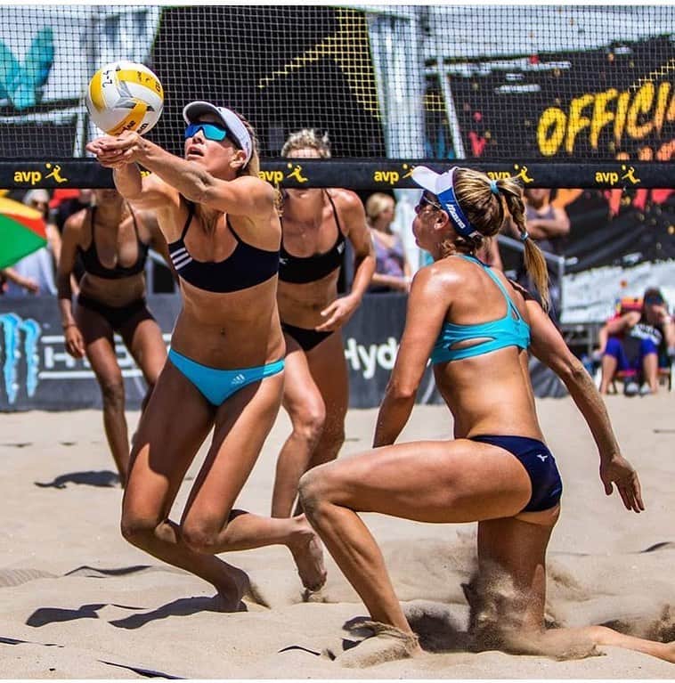 エイプリル・ロスのインスタグラム：「Huntington Beach AVP was supposed to start today😫😭 I’m going to miss the anticipation of that first @avpbeach match of the year, the early morning meditative silence at the beach while putting on my sunscreen, the 🔥 under my feet as the sand heats up throughout the day, the craziness that the player tent becomes mid afternoon, I’m even going to miss the last minute sprints across the beach to use the bathroom right before the match starts 😂😅 But most of all I’m going to miss competing alongside @alixklineman, the BATTLES throughout the weekend to get to Championship Sunday, and hearing the amazing fans after a good rally. I’ll post some of my favorite rallies from HB19 this weekend, but holding out hope we’ll still get to experience these things a few times this summer with the AVP🙏🏼🙏🏼🙏🏼 📸: @lizarphoto ⚡️」