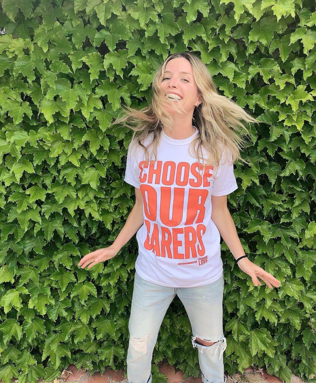 アナベル・ウォーリスのインスタグラム：「If you, like me, are in awe of our amazing carers and NHS workers who are currently holding the UK together, support them with these organic cotton @chooselove X @katherinehamnett t-shirts available  @asos right now. 100% profits will be donated to @thecareworkerscharity and @nhscharitiestogther and matched again by ASOS #chooselove #chooseourcarers #chooseournhs  Link in bio」