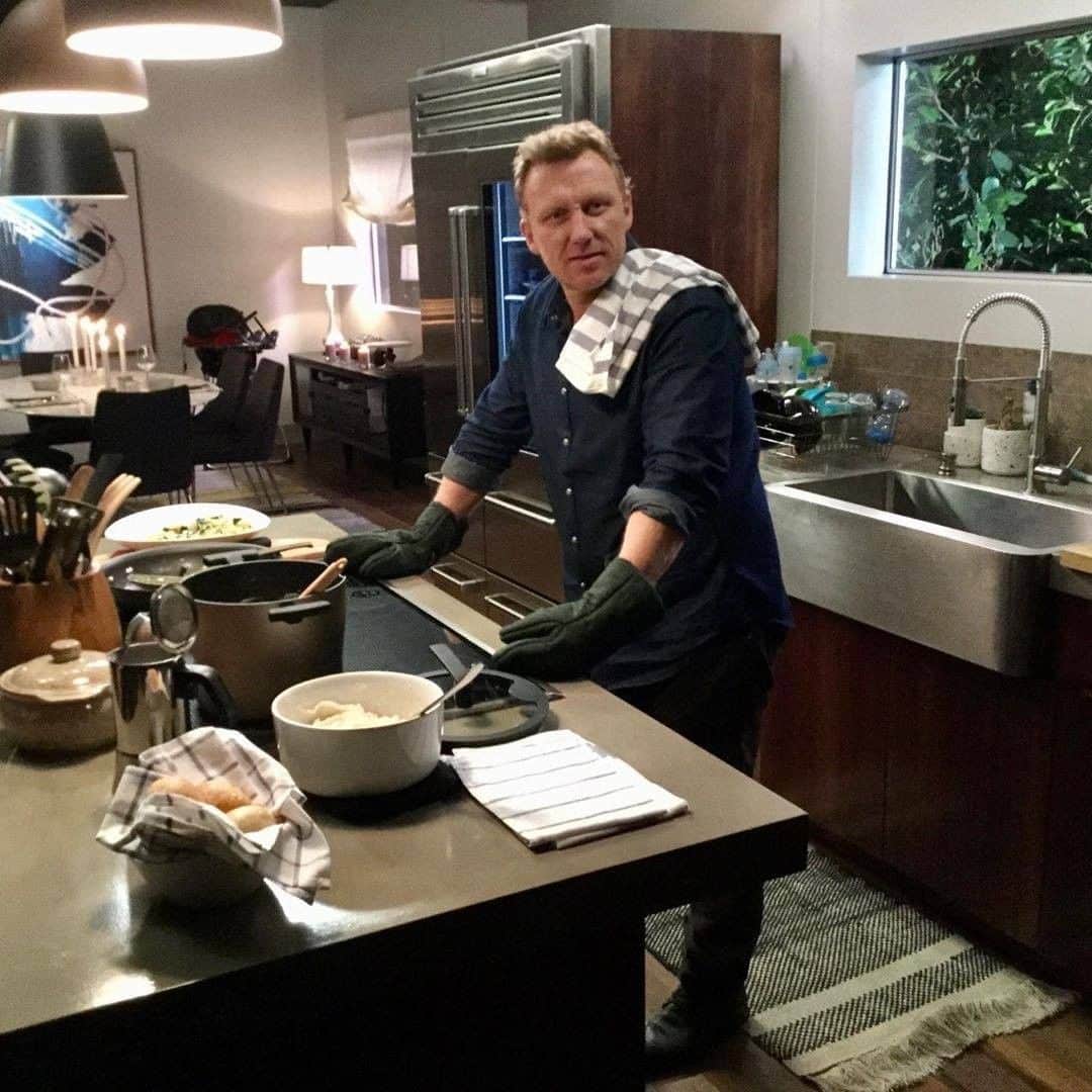 Grey's Anatomyさんのインスタグラム写真 - (Grey's AnatomyInstagram)「When he cooks, too 😏 #GreysAnatomy | 📷: @nicdecorator」5月2日 2時00分 - greysabc