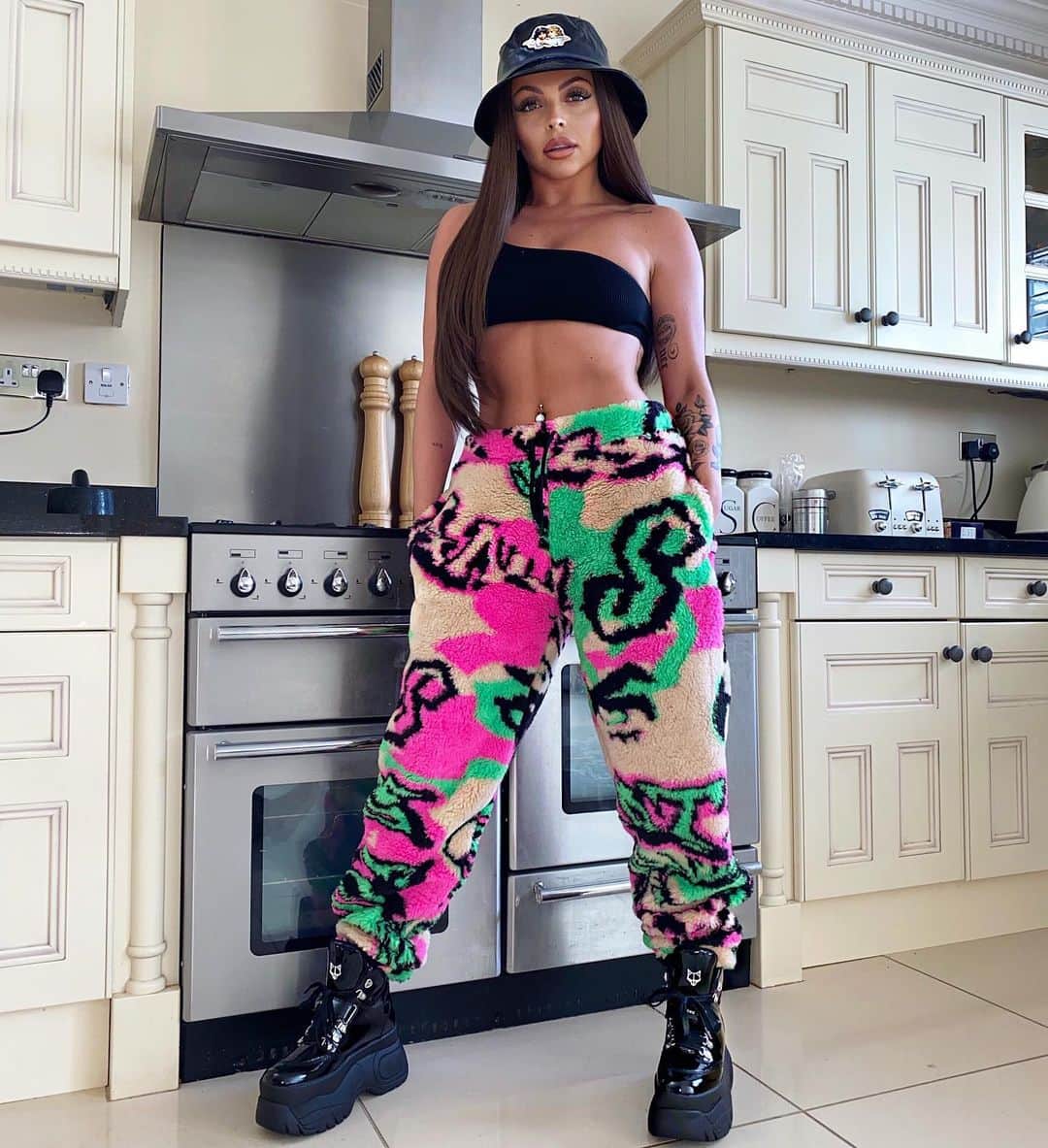 ジェシー・ネルソンのインスタグラム：「Party pants 😝」