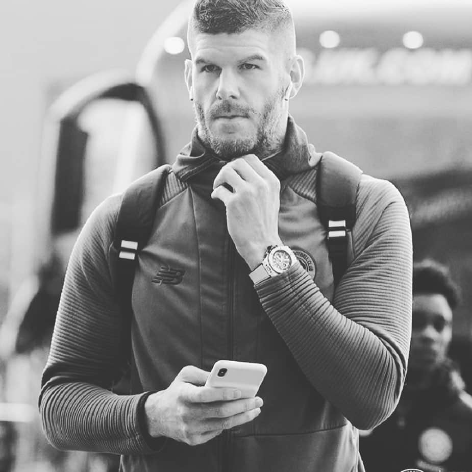 のインスタグラム：「LINK IN BIO: This was great.  It’s not often you get @fraserforster to sit still for @glovedpodcast #goalkeeper  We look into the journey. . . .  That injury.  The loans and his insights.  Everyone can learn from these so grab a coffee or two and watch this one.  Topics:  His thoughts about GKers playing with the ball with his feet.  Playing in the England set up with me and Ben Foster and how we got the very best out of each other and dealing with a serious knee injury. Beating Barcelona and what that meant to his confidence.  His advice to young players about developing their mentality and dealing with criticism and controlling the controllables.  Thank you as always for watching GLOVED and supporting this show.  Share with someone who would benefit.  Not just a footballer.  Official YouTube channel to be notified of new videos: https://www.youtube.com/channel/UCad9... Check out: @glovedpodcast  GLOVED Episode 1 with Mental Coach Jamie Edwards http://y2u.be/_LJLWb-AMGc  GLOVED Episode 2 with Man City GK Coach and former Arsenal & Everton GK Richard Wright http://y2u.be/INhCJFzNpBY  GLOVED Episode 3 with Man City & England GK Karen Bardsley http://y2u.be/3ae4-sODlko  GLOVED Episode 4 with Leicester City & Denmark GK  Kasper Schmeichel http://y2u.be/2JYJAQvzpG4  GLOVED Episode 5 with former Man City and England RB Micah Richards  http://y2u.be/OKV8OeLmkU0  GLOVED Episode 6 Discusses  former Man City and Belgium CB Vincent Kompany’s Testimonial  https://youtu.be/UuvQtAm0wzo  GLOVED Episode 7 with former Wolves GK and Nigeria International Carl Ikeme  https://youtu.be/13Cruv__4lo  GLOVED Episode 8 with former Man City and Dutch International Nigel De Jong https://www.youtube.com/watch?v=qtokY...」