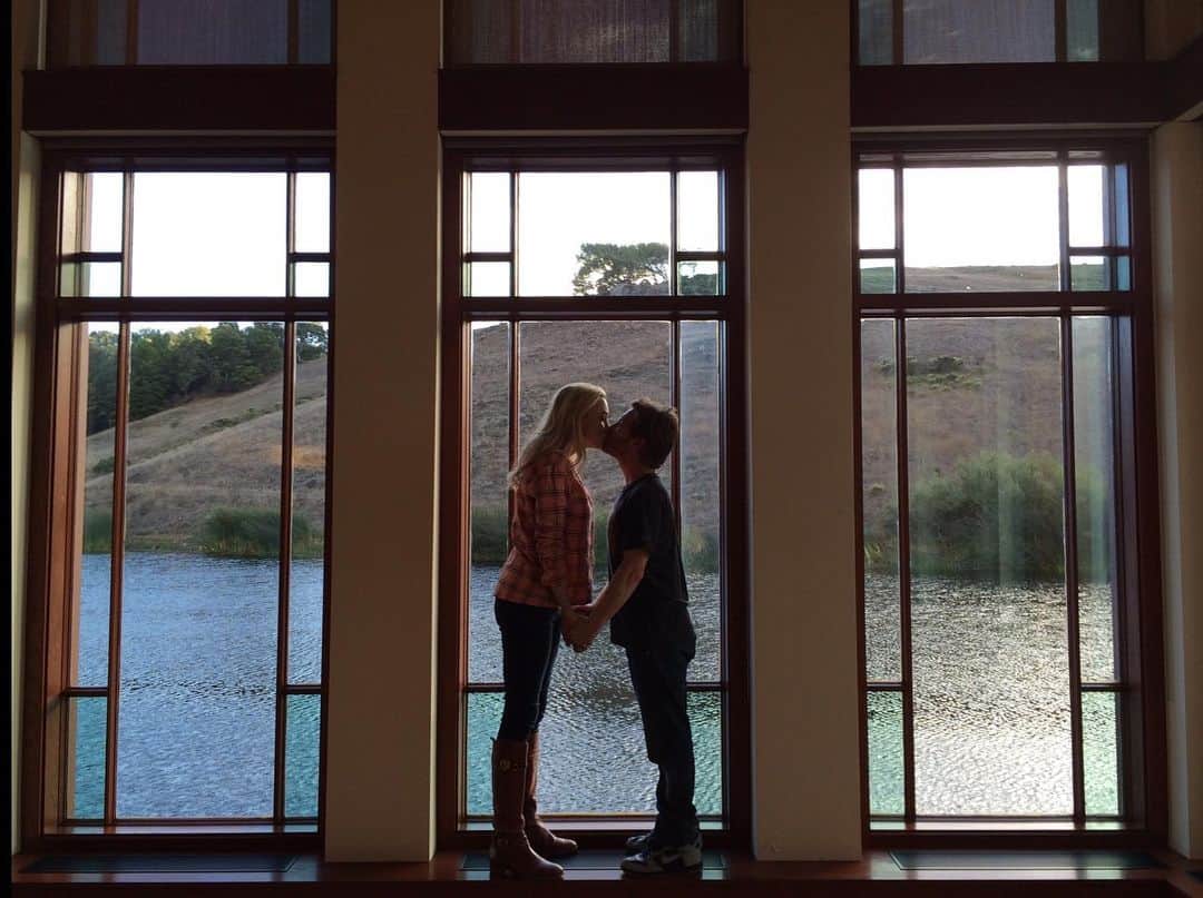 セス・グリーンのインスタグラム：「Ten years ago I married my best friend.  I never would have believed that was possible, but here we are a decade later, and there’s no one I’d rather spend my forever after with.  Here’s to a lifetime of spirited adventure, even in quarantine.  Happy anniversary, my love!」